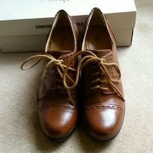 Bass Shoes Faith Oxford Heels in Tan SZ 8